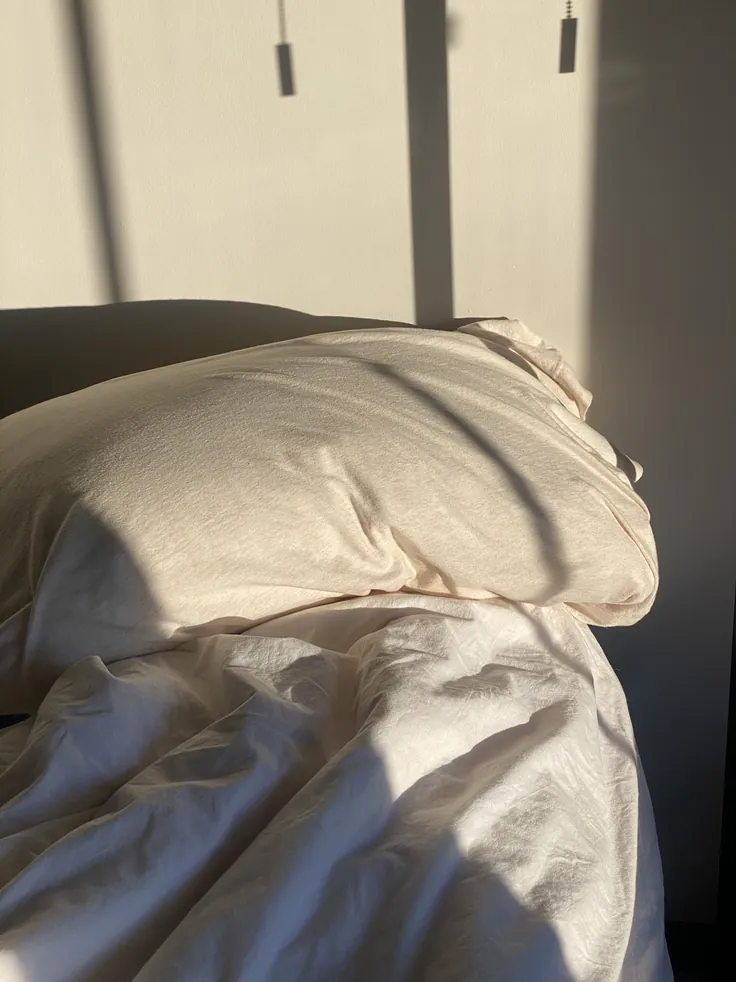 minimalist,sunlight,pillow,bed,cozy,sheets,sleep,aesthetic