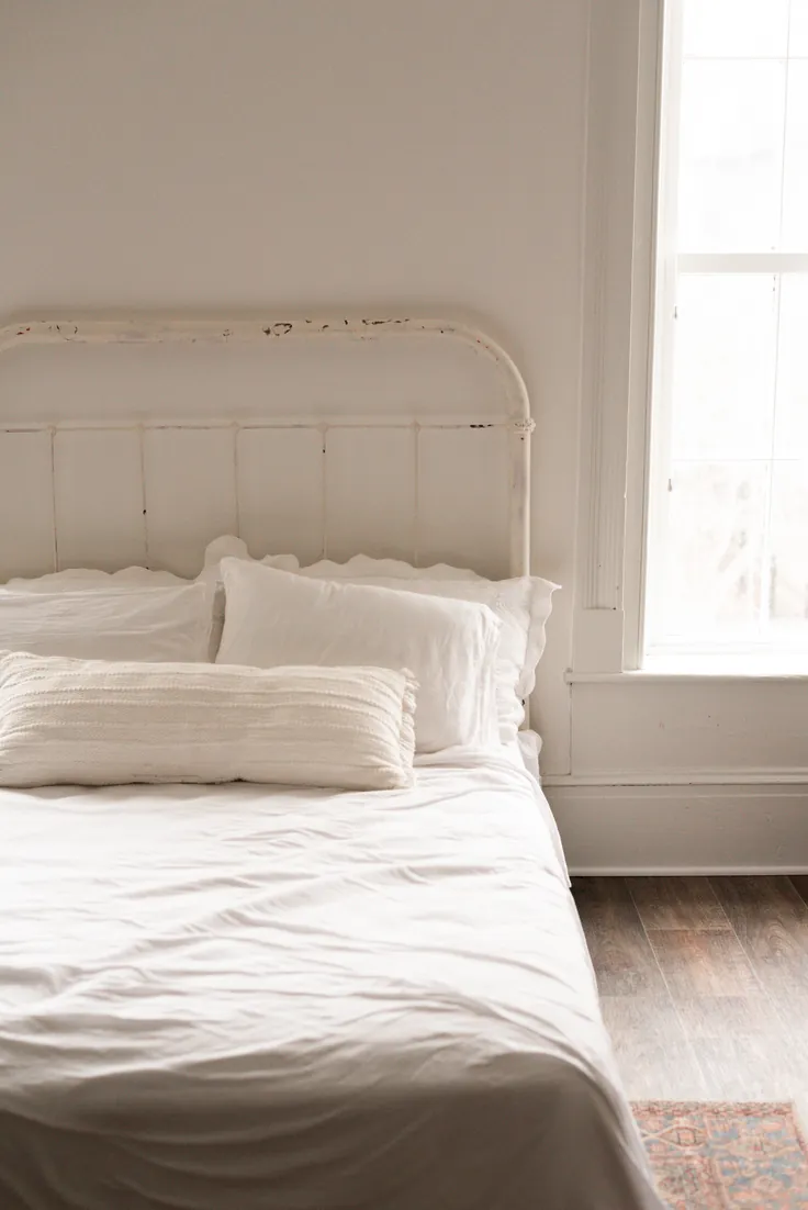 minimalist,bed,white sheets,minimal,bedroom