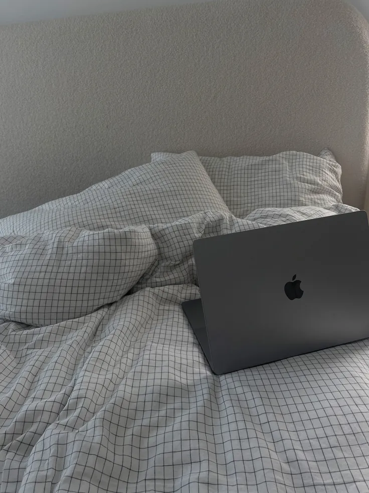 clean girl,minimalist,minimalist,aesthetic,laptop,bed,workingfromhome,homeoffice,macbook,bedsheets,grey,white